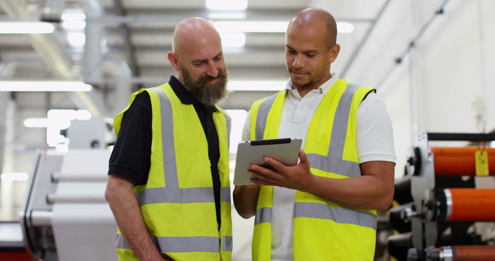 Equipo trabajando en un entorno logístico